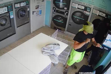 Momento del robo en una lavandería de Pontecesures (Pontevedra).