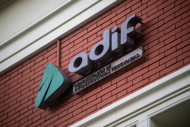 Archivo - Cartel de Adif en la Estación de Fabra i Puig, a 23 de enero de 2026, en Barcelona,.
