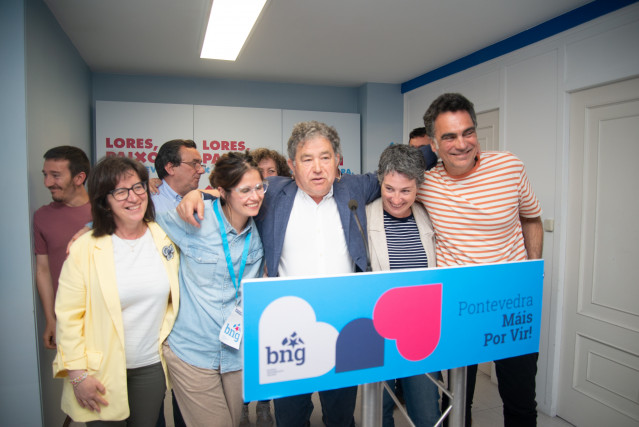 Archivo - El alcalde del BNG de Pontevedra y candidato a su reelección, Miguel Anxo Fernández Lores (c), interviene durante el seguimiento de la jornada electoral, a 28 de mayo de 2023, en Pontevedra, Galicia.
