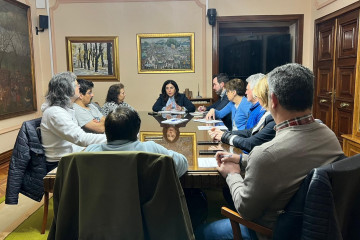 Elena Candia se reúne con representantes del personal municipal.