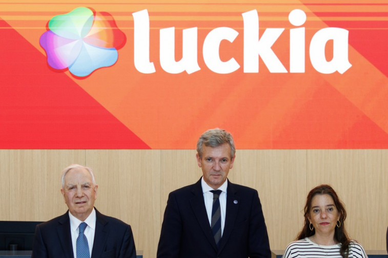 El presidente de Luckia, el presidente de la Xunta y la alcaldesa de A Coruña ayer en el acto de inauguración de su nueva sede