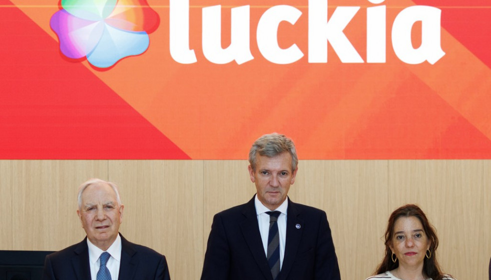 El presidente de Luckia, el presidente de la Xunta y la alcaldesa de A Coruña ayer en el acto de inauguración de su nueva sede