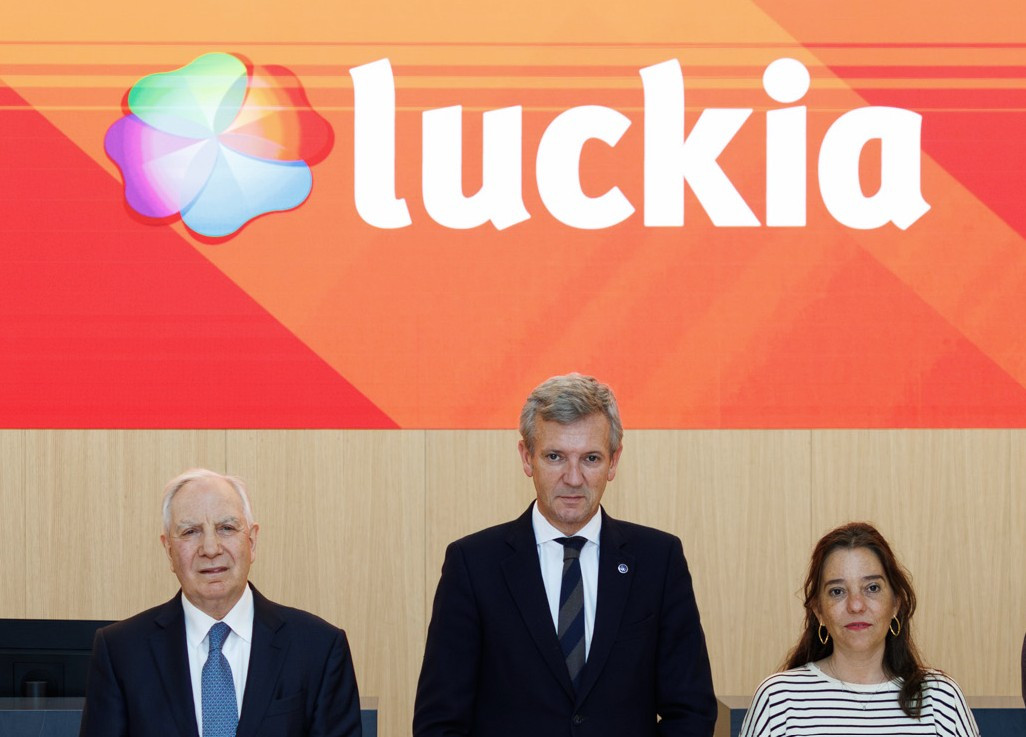 El presidente de Luckia, el presidente de la Xunta y la alcaldesa de A Coruu00f1a ayer en el acto de inauguraciu00f3n de su nueva sede