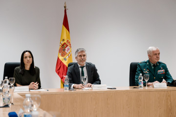 (I-D) La directora general de la Guardia Civil, Mercedes González; el ministro del Interior, Fernando Grande-Marlaska, y el DAO de la Guardia Civil, Manuel Llamas, durante una rueda de prensa, en la 