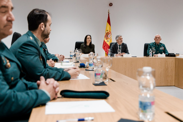 (I-D) La directora general de la Guardia Civil, Mercedes González; el ministro del Interior, Fernando Grande-Marlaska, y el DAO de la Guardia Civil, Manuel Llamas, durante una rueda de prensa, en la Dirección General de la Guardia Civil