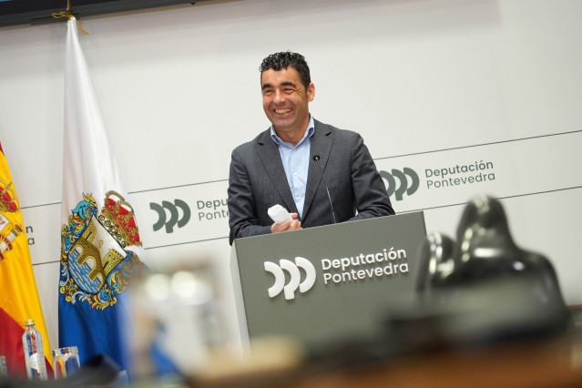 El presidente de la Diputación de Pontevedra, Luis López, en rueda de prensa.