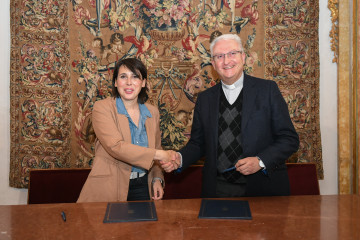 La conselleira de Economía e Industria, María Jesús Lorenzana, y el director de la Fundación Catedral, Daniel Lorenzo.