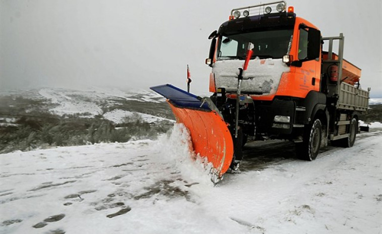 ​O 112 atende trinta de incidencias en Ourense e Lugo relacionadas coa neve na calzada