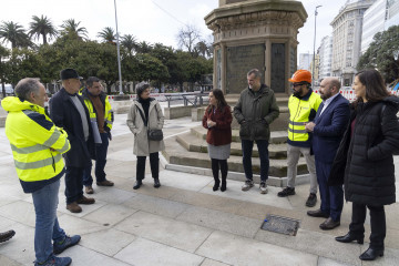 Archivo - La alcaldesa de A Coruña, Inés Rey, en una visita a las obras en los Cantones