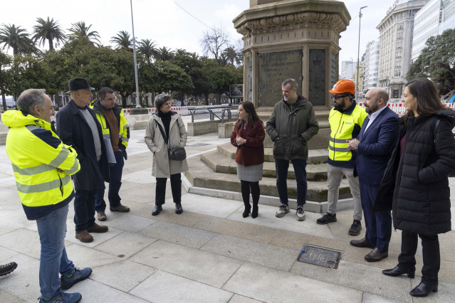 Archivo - La alcaldesa de A Coruña, Inés Rey, en una visita a las obras en los Cantones