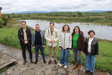 La conselleira de Medio Ambiente y Cambio Climático, Ángeles Vázquez, en la laguna de Cospeito (Lugo)