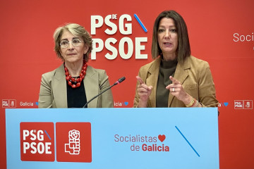 La diputada socialista Silvia Longueira (i) y la secretaria xeral de Organización del PSdeG, Lara Méndez (d), en rueda de prensa, a 8 de mayo de 2026.
