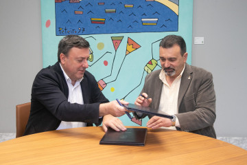 El presidente de la Diputación de A Coruña, Valentín González Formoso, y el alcalde de Mesía, Mariano Iglesias, firman un convenio de colaboración
