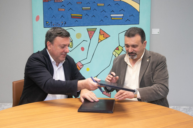 El presidente de la Diputación de A Coruña, Valentín González Formoso, y el alcalde de Mesía, Mariano Iglesias, firman un convenio de colaboración