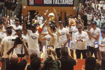 Obradoiro alza la copa de Campeón de Primera FEB 2026
