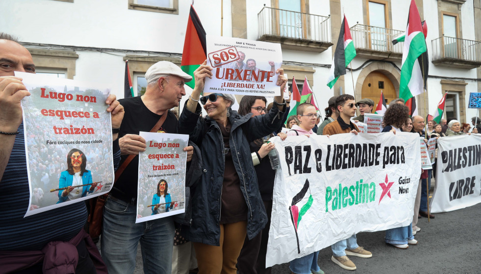 Varias personas participan en una concentración a favor de Palestina, frente a O Vello Cárcere, a 9 de mayo de 2026, en Lugo, Galicia (España).