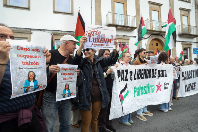 Varias personas participan en una concentración a favor de Palestina, frente a O Vello Cárcere, a 9 de mayo de 2026, en Lugo, Galicia (España).