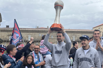 Llegada de los jugadores del Obradoiro a la Praza do Obradoiro con el trofeo de Primera FEB en mano, a 9 de mayo de 2026.