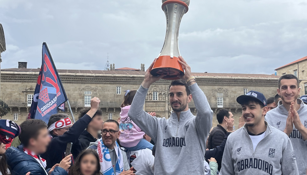 Llegada de los jugadores del Obradoiro a la Praza do Obradoiro con el trofeo de Primera FEB en mano, a 9 de mayo de 2026.