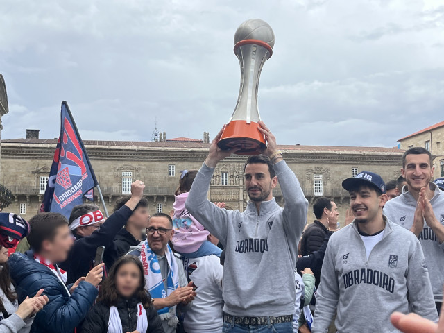 Llegada de los jugadores del Obradoiro a la Praza do Obradoiro con el trofeo de Primera FEB en mano, a 9 de mayo de 2026.