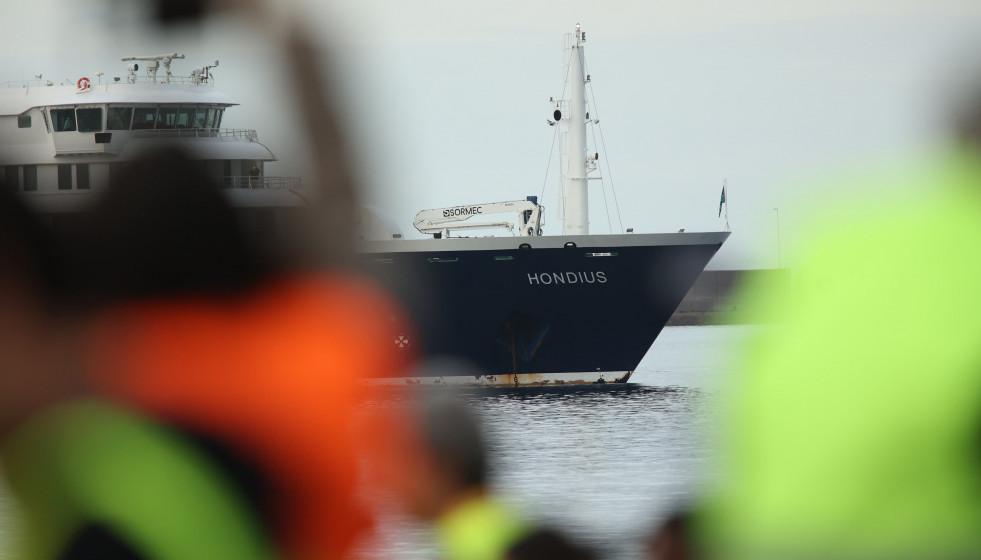 El crucero MV Hondius fondea cerca del puerto de Granadilla, a 10 de mayo de 2026, en Granadilla de Abona, Tenerife, Islas Canarias (España). El operativo de evacuación del crucero MV Hondius con ha