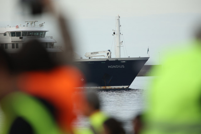 El crucero MV Hondius fondea cerca del puerto de Granadilla, a 10 de mayo de 2026, en Granadilla de Abona, Tenerife, Islas Canarias (España). El operativo de evacuación del crucero MV Hondius con hantavirus está dispuesto para comenzar las operaciones de