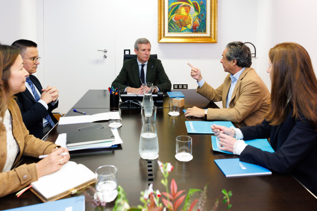 El presidente de la Xunta, Alfonso Rueda, se reúne con representantes de Conxemar, a 4 de mayo de 2026.