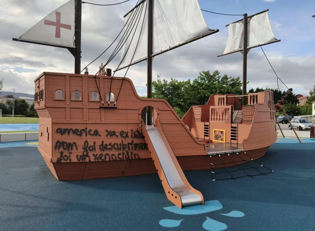 Imagen del barco vandalizado, publicada en su Instagram