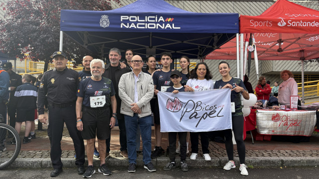 El subdelegado del Gobierno en Ourense, Eladio Santos, junto a la Policía Nacional y la asociación Bicos de Papel