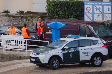 Guardia Civil y coche fúnebre en el lugar de la caída del menor en Fisterra