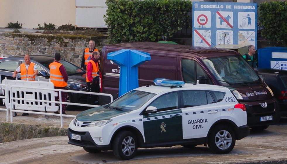 Guardia Civil y coche fúnebre en el lugar de la caída del menor en Fisterra
