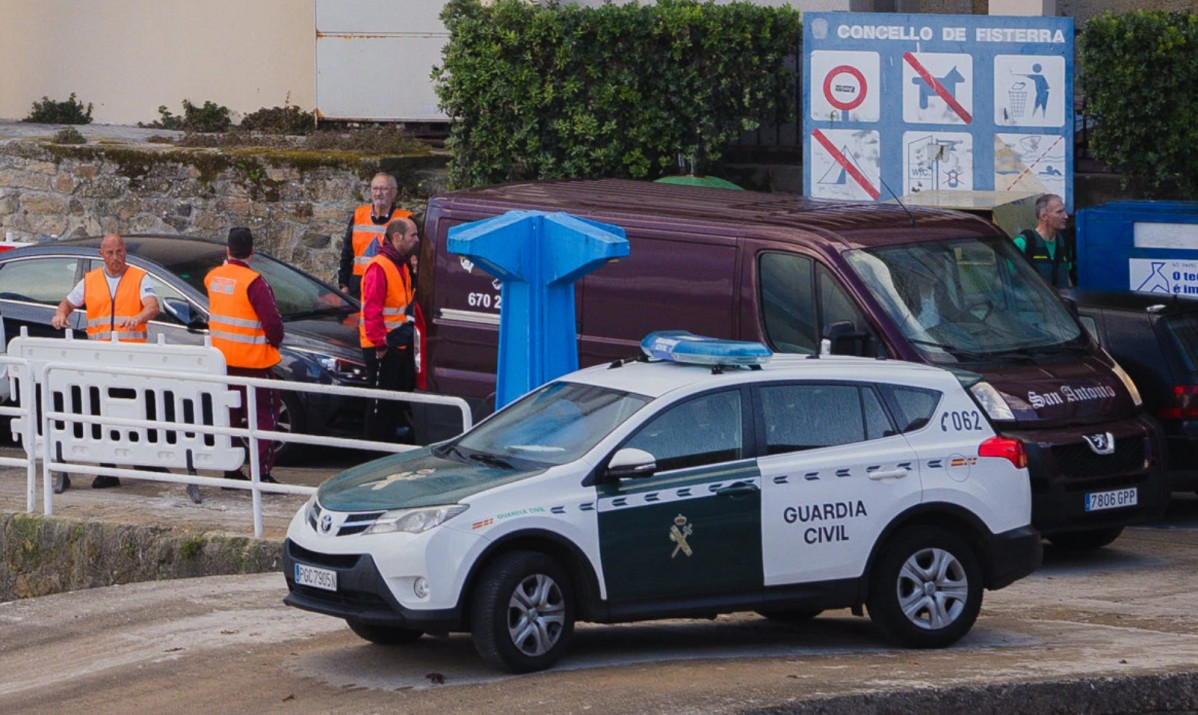 Guardia Civil y coche fu00fanebre en el lugar de la cau00edda del menor en Fisterra