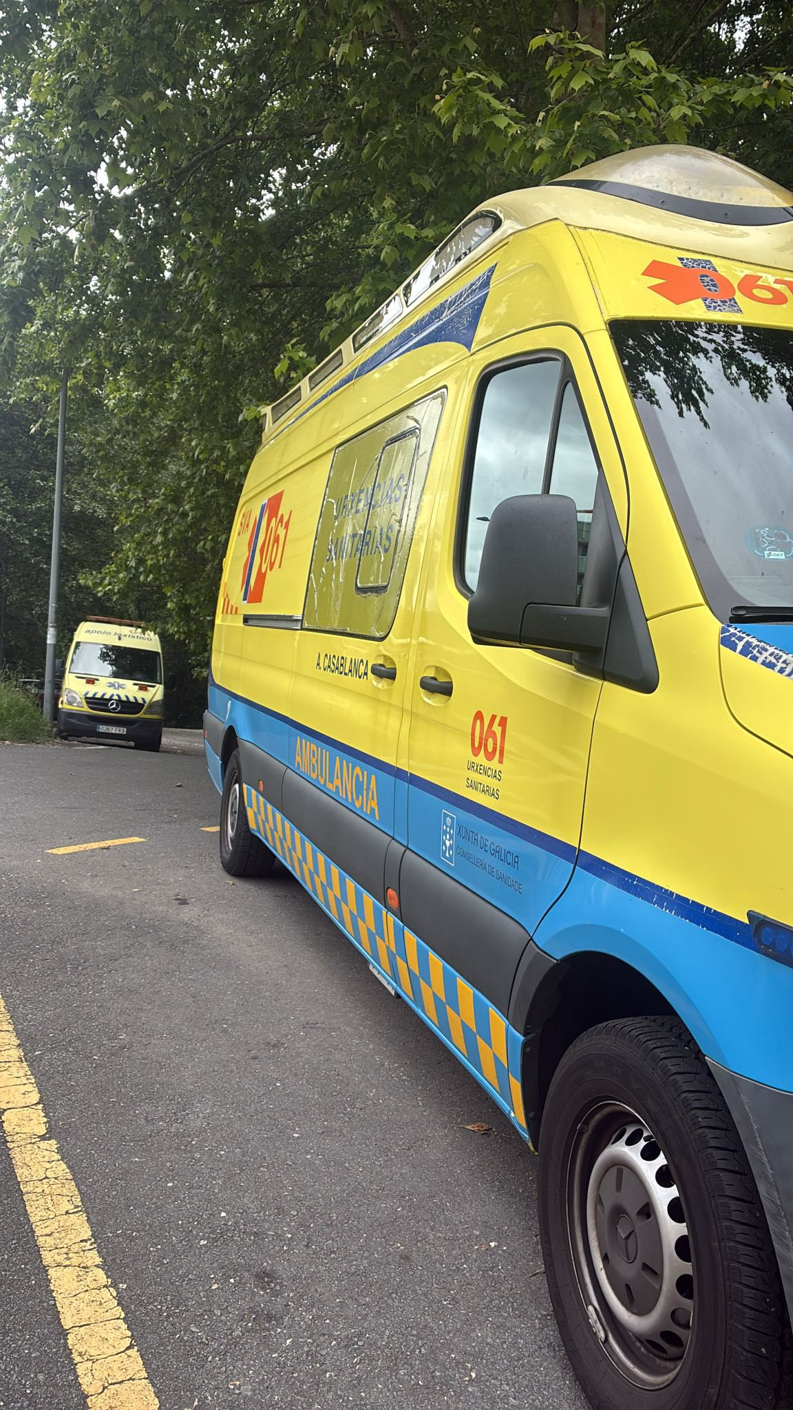 Ambulancia sustituta aparacada en el hospital de Conxo que utilizan los sanitarios que  normalmente vuelan en helicu00f3ptero en una imagen de HelicoSantiago
