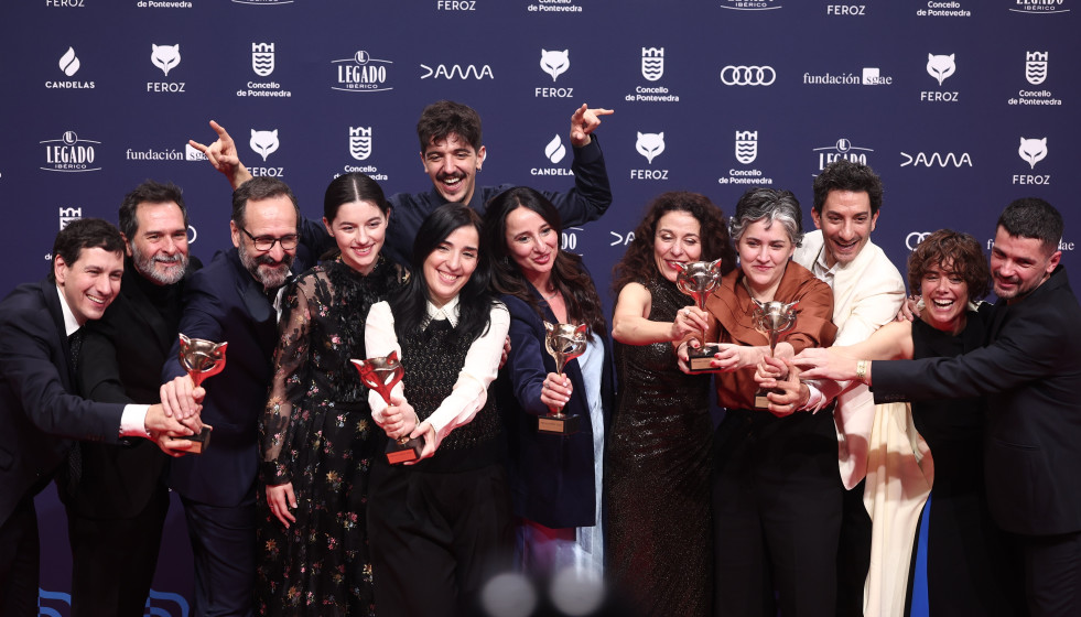 Archivo - El equipo de 'Los domingos' posa con los premios que ha conseguido en la alfombra roja de los premiados en los Premios Feroz 2026, en el Pazo da Cultura, a 24 de enero de 2026, en Pontevedra
