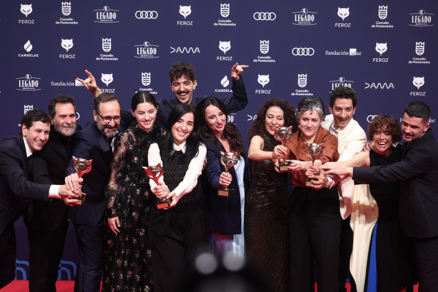 Archivo - El equipo de 'Los domingos' posa con los premios que ha conseguido en la alfombra roja de los premiados en los Premios Feroz 2026, en el Pazo da Cultura, a 24 de enero de 2026, en Pontevedra, Galicia (España).