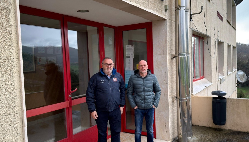 El senador del PP de Lugo José Manuel Balseiro frente a una oficina de Correos en la provincia.