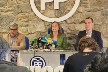 La presidenta y portavoz municipal del PP de Vigo, Luisa Sánchez, con los concejales Miguel Martín (i) y Fernando G. Abeijón (d).