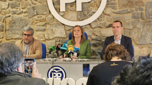 La presidenta y portavoz municipal del PP de Vigo, Luisa Sánchez, con los concejales Miguel Martín (i) y Fernando G. Abeijón (d).