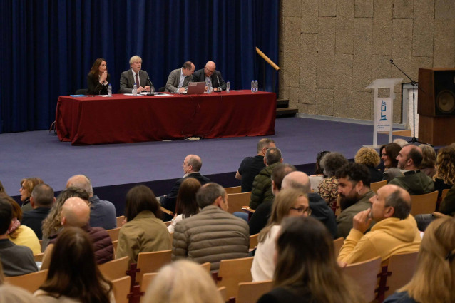 Representantes de la Consellería de Educación se reúnen con directivos de Secundaria.