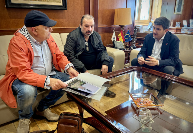 Pedro Blanco se cita con el escritor Manuel Miragaia