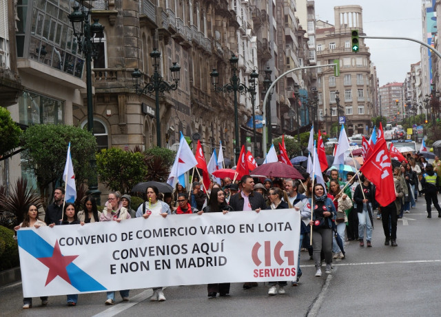 Manifestación de trabajadoras del sector de gran comercio de textil y calzado, a 11 de mayo de  2026 en Vigo.