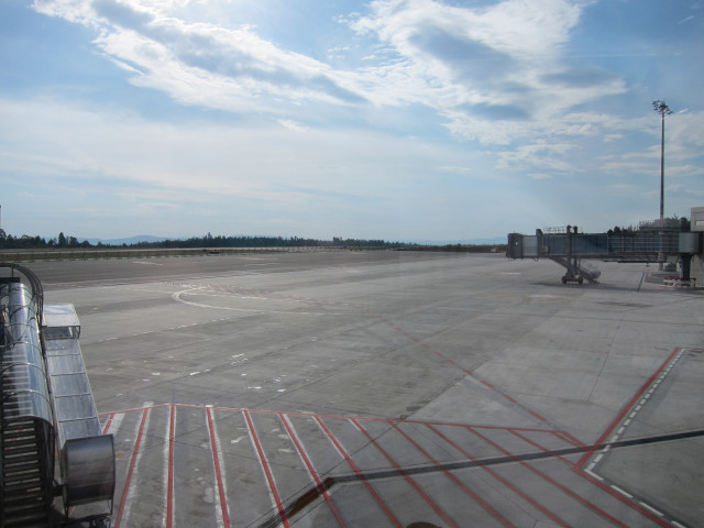 Archivo - Pista del aeropuerto de Lavacolla