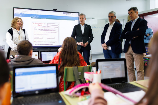 El presidente de la Xunta, Alfonso Rueda, en una visita al CEIP Campo do Muíño, en Ames (A Coruña)