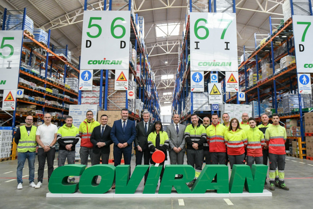 El presidente de la Xunta, Alfonso Rueda, visita la plataforma de distribución de Covirán en Santiago