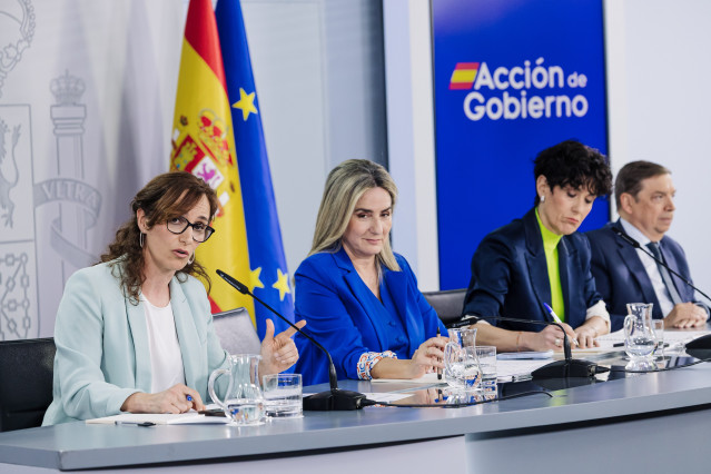 (I-D) La ministra de Sanidad, Mónica García; la ministra de Educación, Formación Profesional y Deportes, Milagros Tolón, ministra de Inclusión, Seguridad Social y Migraciones y portavoz del Gobierno, Elma Saiz, y el ministro de Agricultura, Pesca y Alimen
