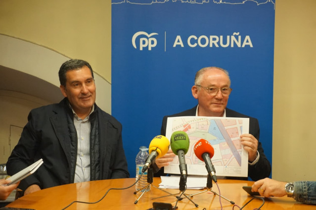 El portavoz del grupo municipal del PP en el Ayuntamiento de A Coruña, Miguel Lorenzo, ofrece una rueda de prensa