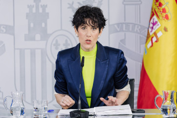La ministra de Inclusión, Seguridad Social y Migraciones y portavoz del Gobierno, Elma Saiz, interviene durante una rueda de prensa posterior al Consejo de Ministros, a 12 de mayo de 2026, en Madrid 