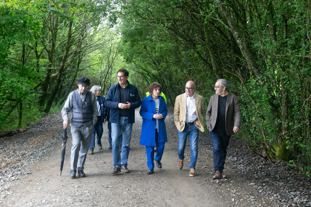 Representantes de la Diputación de A Coruña y del Ayuntamiento de Santiago visitan las obras de la Vía Verde Compostela-Tambre-Lengüelle