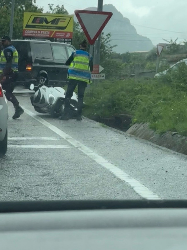 Accidente con un motorista implicado en la Avenida de Clara Campoamor, en Vigo, a 12 de mayo de 2026