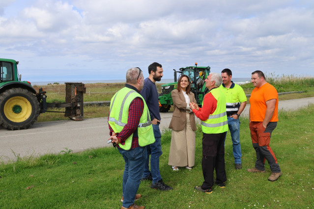 La presidenta de la Diputación de Lugo, Carmela López, supervisa el inicio de la campaña de roza en la red de carreteras provinciales.